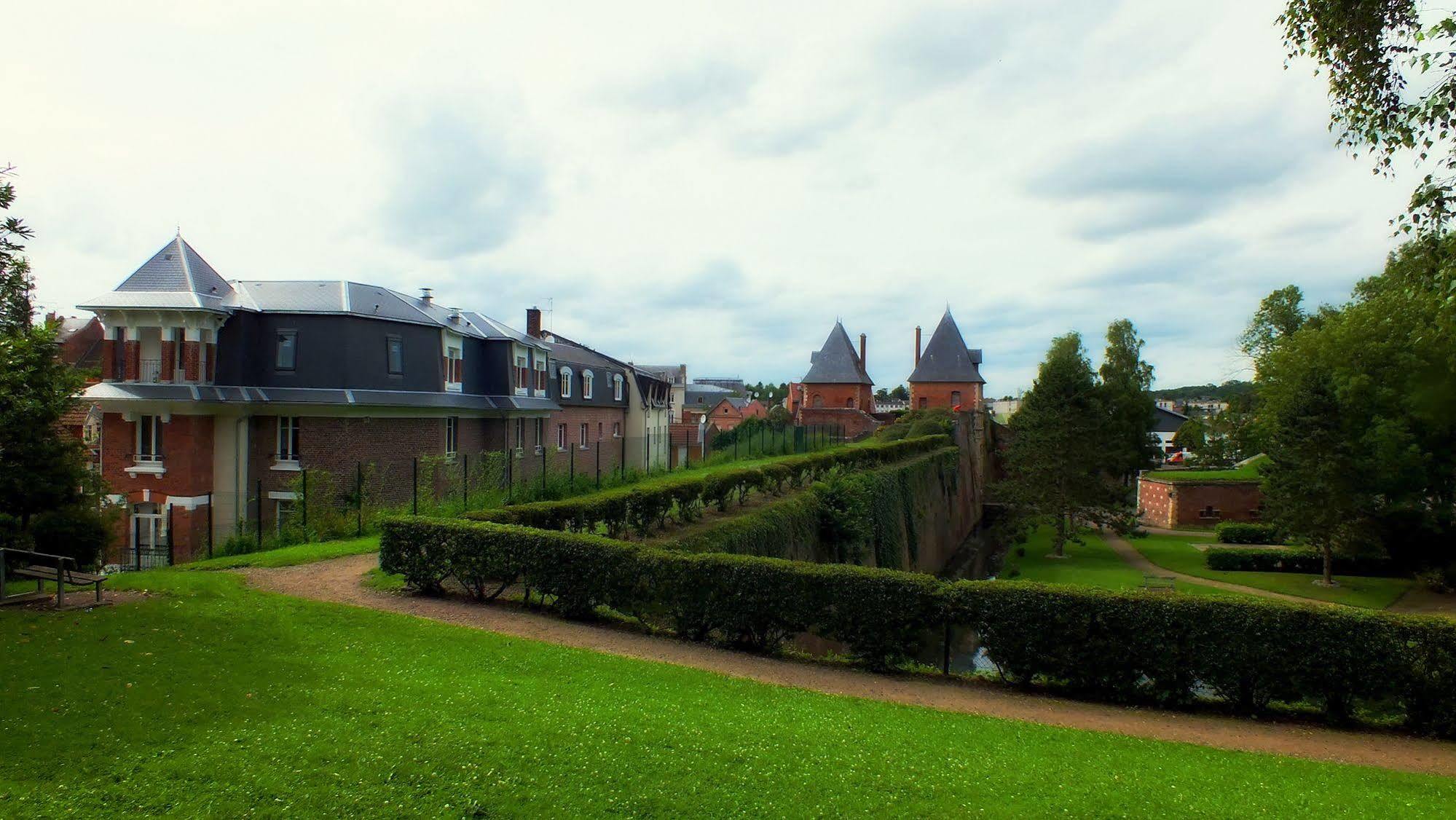 Auberge Des Remparts Перонн Экстерьер фото